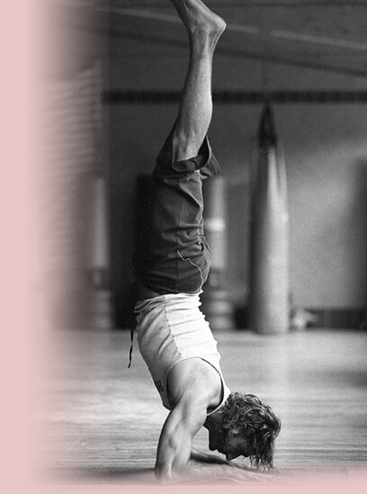  <h1 style="font-size: 1.8rem">Con Coincard 10% di sconto su abbonamenti e lezioni yoga, sia in sede che online. Fondata da Max Grossi, la scuola specializzata nell' Hatha Yoga, nel Vinyasa Yoga e nel True Power Yoga, nasce nel 2001 a Roma con l' obiettivo di portare in Italia un’apertura alla visione tradizionale della pratica dell’Hatha yoga. </h1>